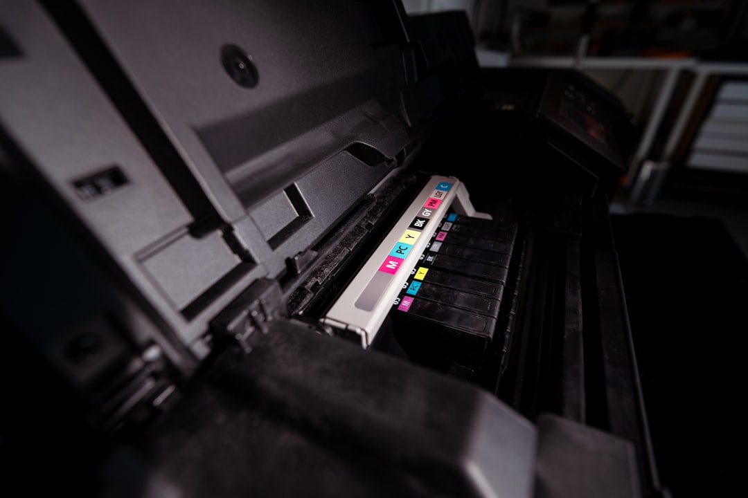 Ruang cetak dengan mesin printer dan dokumen